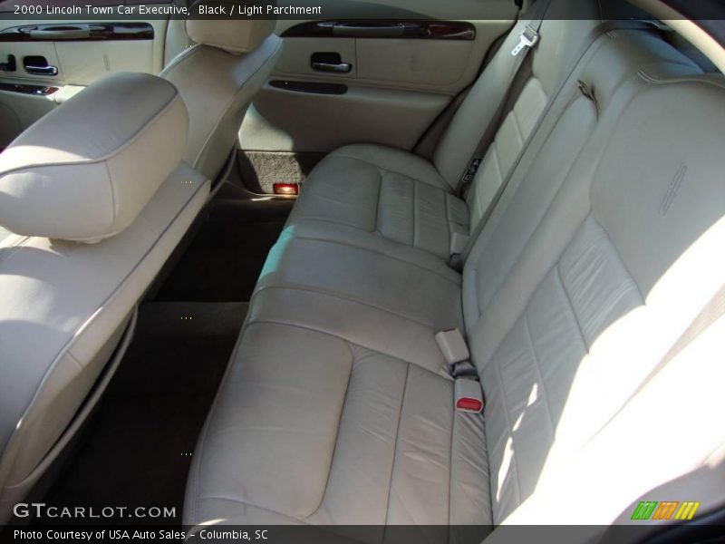 Black / Light Parchment 2000 Lincoln Town Car Executive