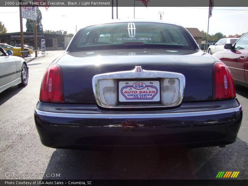 Black / Light Parchment 2000 Lincoln Town Car Executive