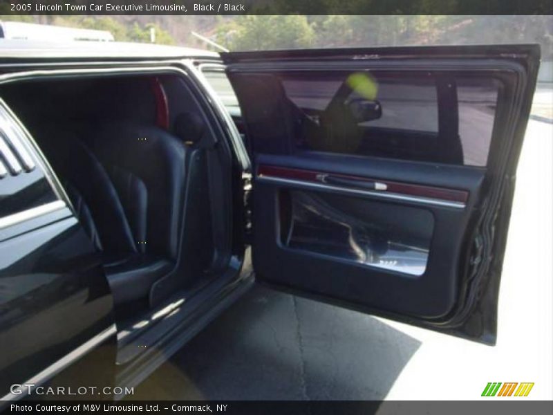 Black / Black 2005 Lincoln Town Car Executive Limousine