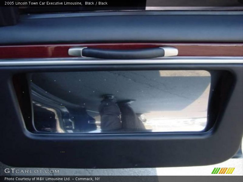 Black / Black 2005 Lincoln Town Car Executive Limousine