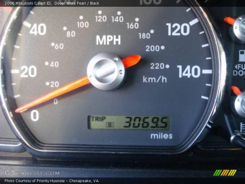 Dover White Pearl / Black 2006 Mitsubishi Galant ES
