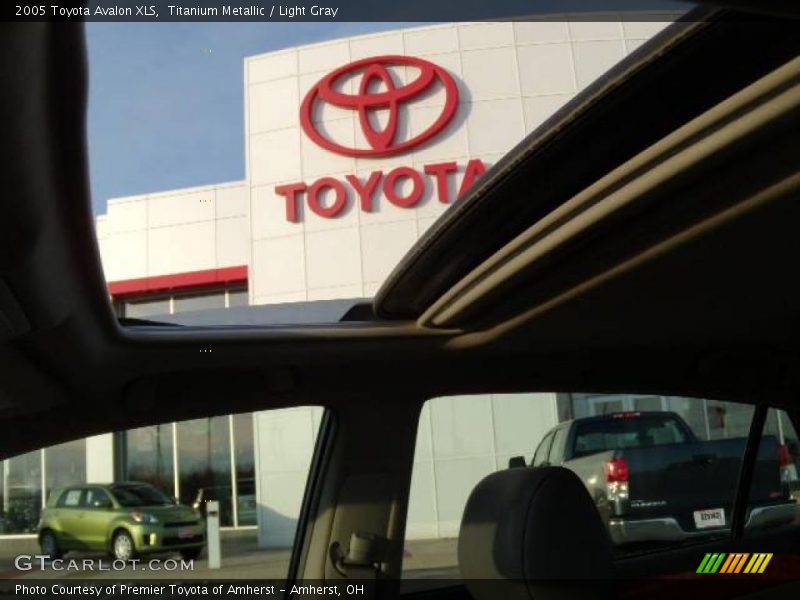 Titanium Metallic / Light Gray 2005 Toyota Avalon XLS
