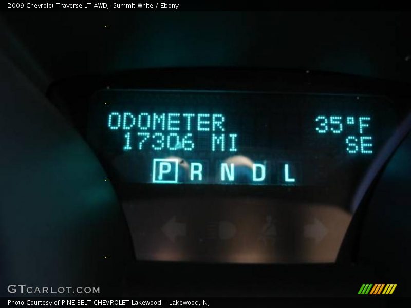 Summit White / Ebony 2009 Chevrolet Traverse LT AWD