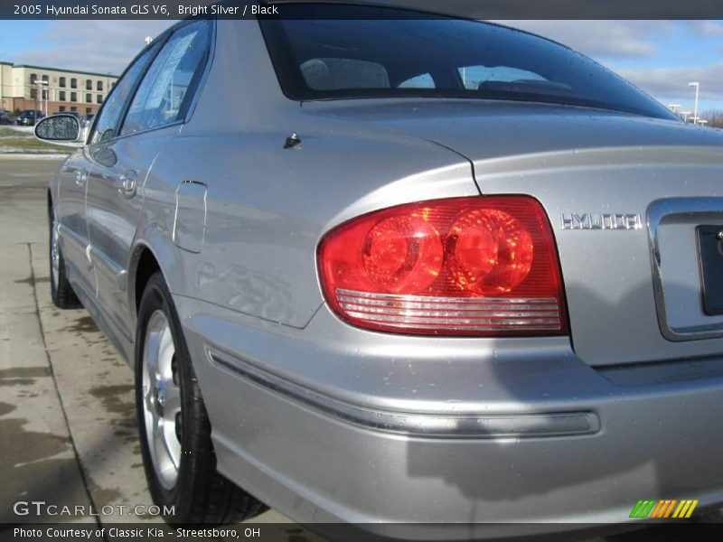 Bright Silver / Black 2005 Hyundai Sonata GLS V6