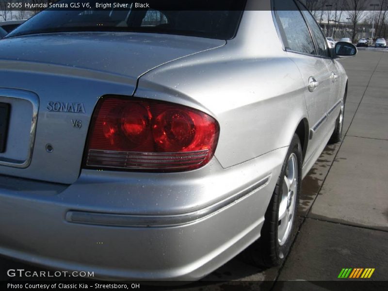 Bright Silver / Black 2005 Hyundai Sonata GLS V6