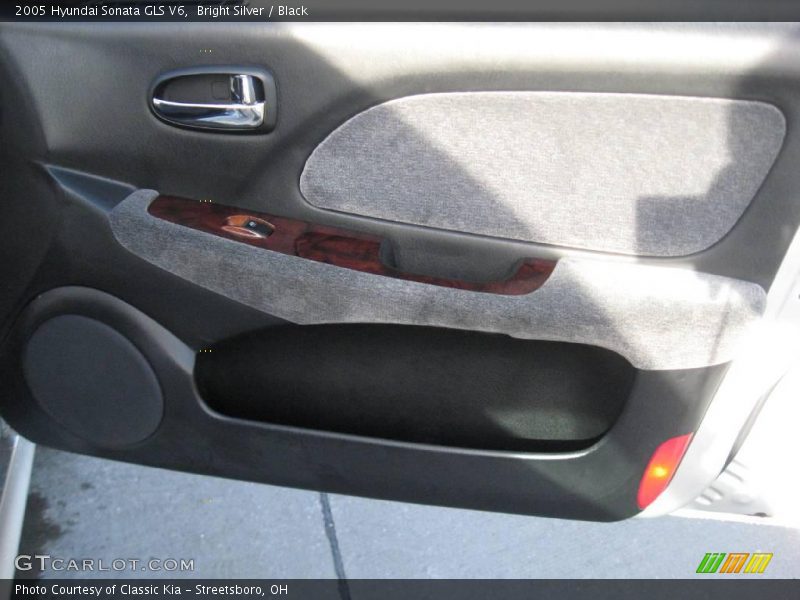 Bright Silver / Black 2005 Hyundai Sonata GLS V6