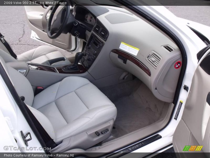 Ice White / Taupe 2009 Volvo S60 2.5T