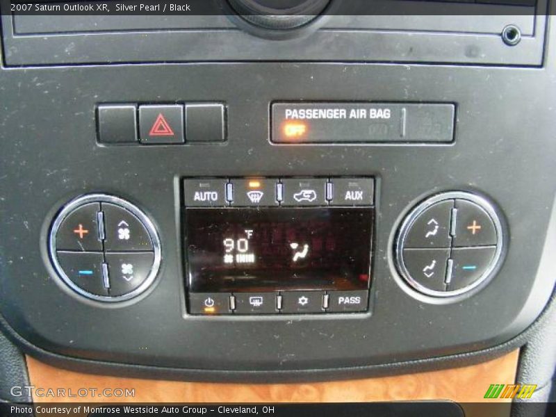 Silver Pearl / Black 2007 Saturn Outlook XR