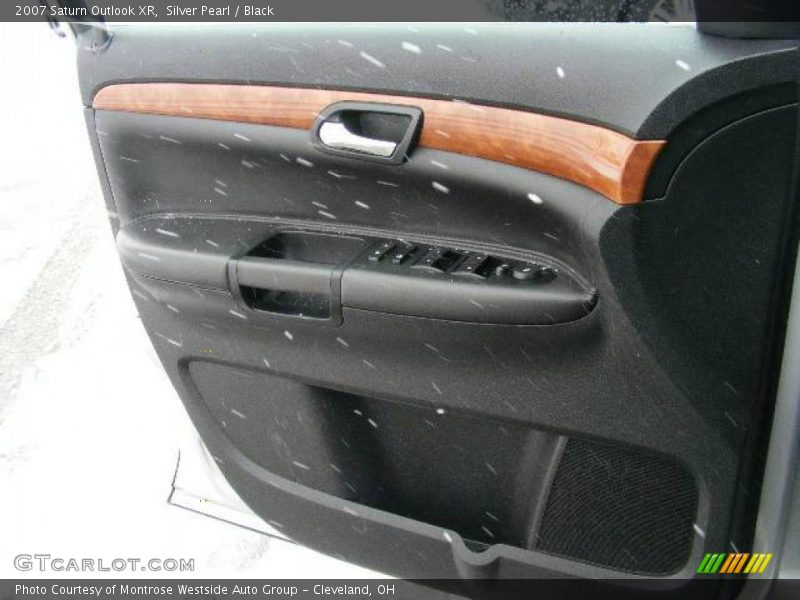 Silver Pearl / Black 2007 Saturn Outlook XR