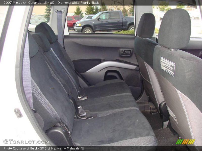Diamond White Pearl / Black 2007 Mitsubishi Outlander LS 4WD