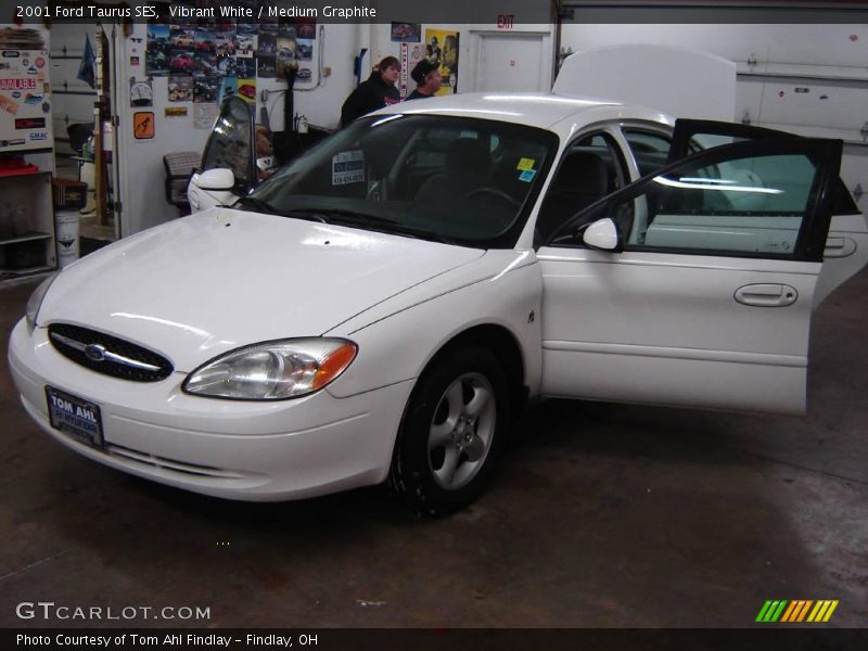 Vibrant White / Medium Graphite 2001 Ford Taurus SES