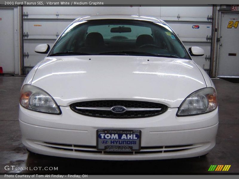 Vibrant White / Medium Graphite 2001 Ford Taurus SES