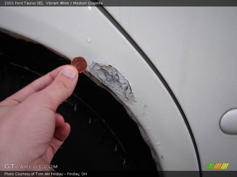 Vibrant White / Medium Graphite 2001 Ford Taurus SES