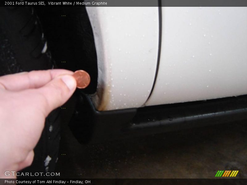 Vibrant White / Medium Graphite 2001 Ford Taurus SES