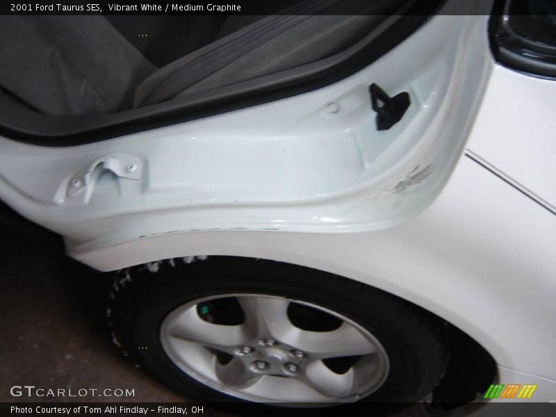 Vibrant White / Medium Graphite 2001 Ford Taurus SES