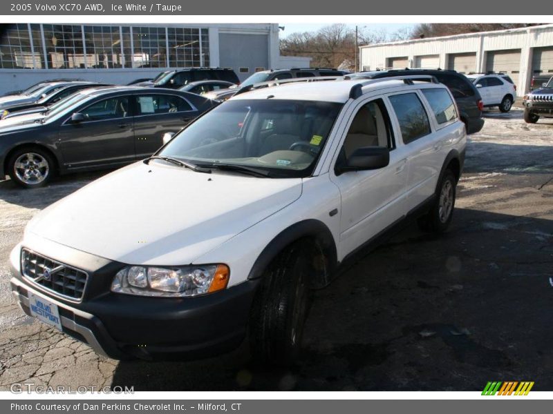 Ice White / Taupe 2005 Volvo XC70 AWD