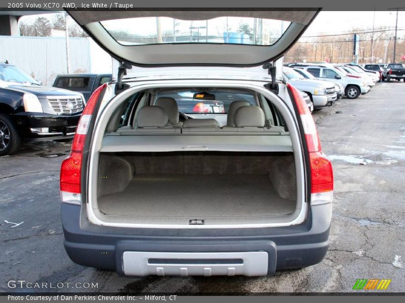 Ice White / Taupe 2005 Volvo XC70 AWD