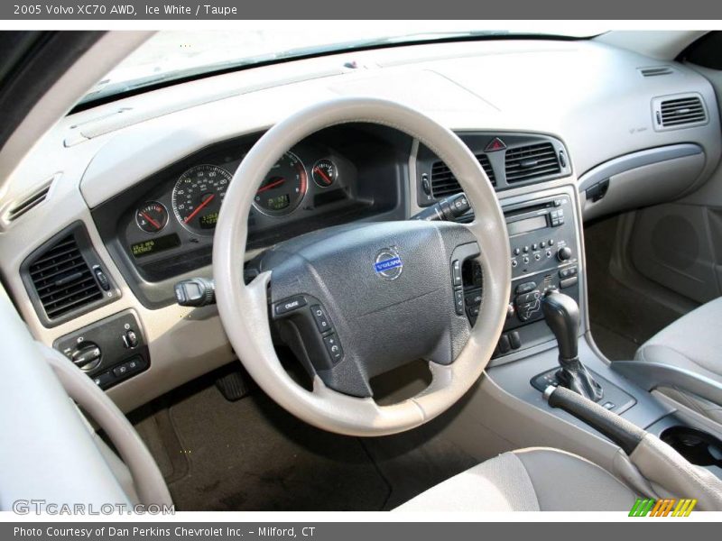 Ice White / Taupe 2005 Volvo XC70 AWD