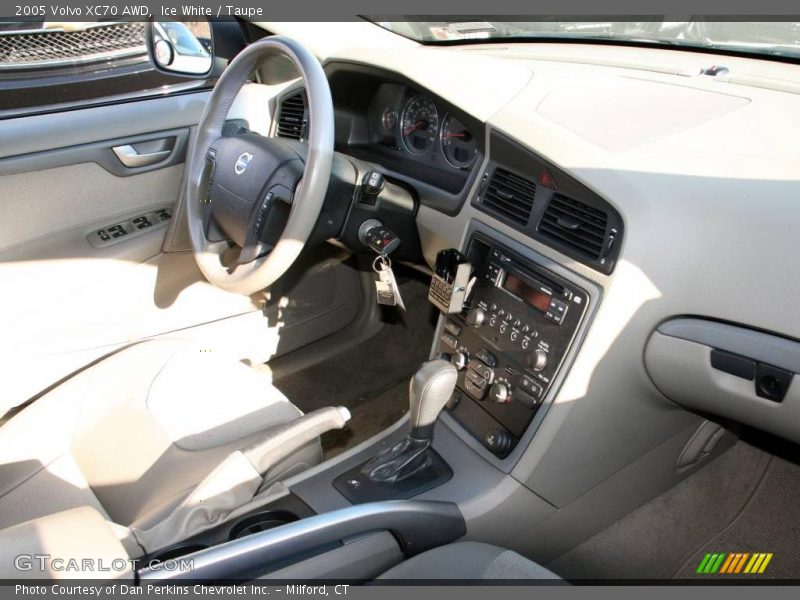 Ice White / Taupe 2005 Volvo XC70 AWD