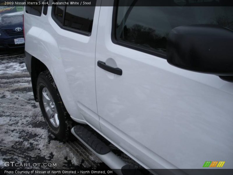Avalanche White / Steel 2009 Nissan Xterra S 4x4