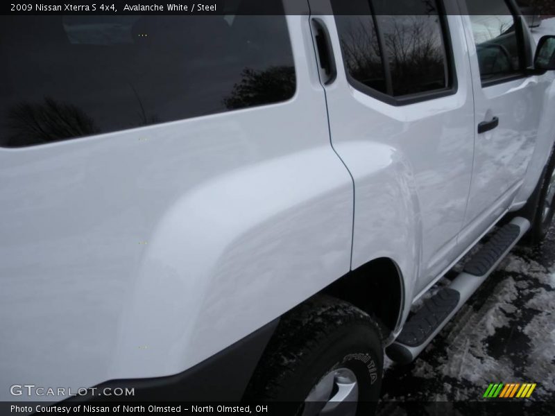 Avalanche White / Steel 2009 Nissan Xterra S 4x4