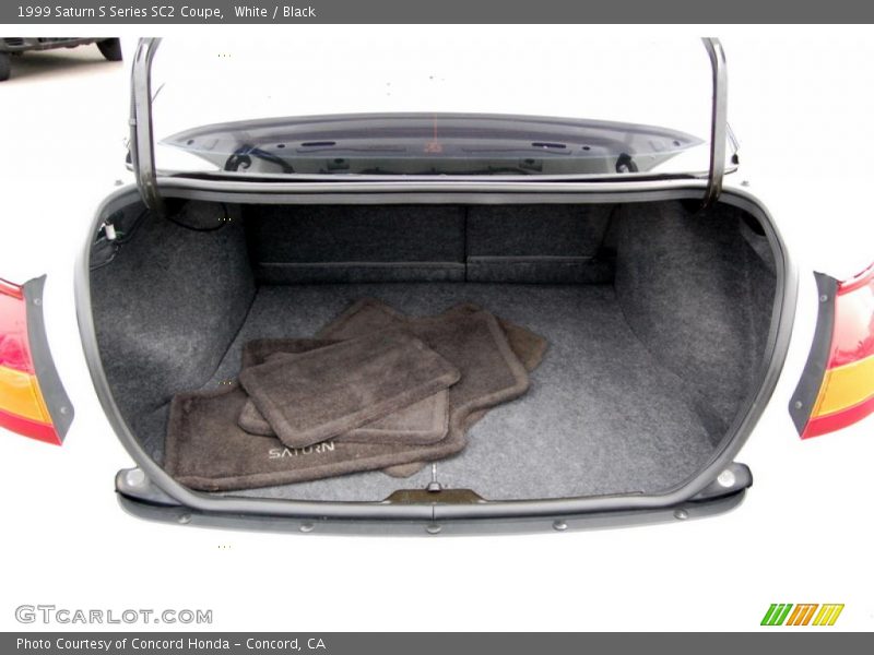 White / Black 1999 Saturn S Series SC2 Coupe