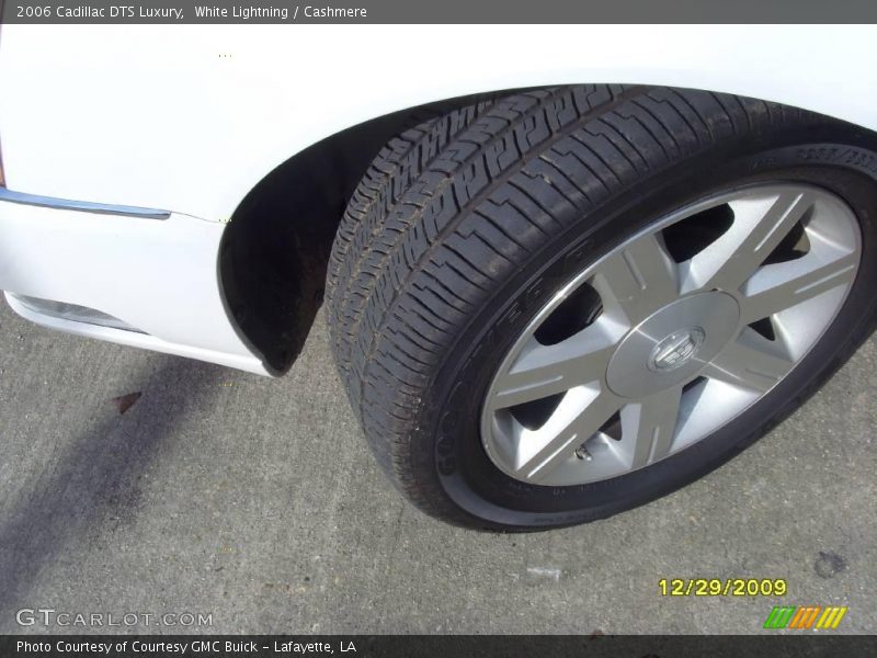 White Lightning / Cashmere 2006 Cadillac DTS Luxury
