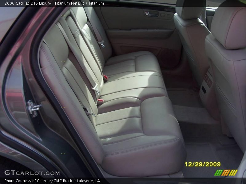 Titanium Metallic / Titanium 2006 Cadillac DTS Luxury