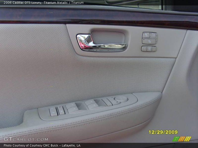 Titanium Metallic / Titanium 2006 Cadillac DTS Luxury