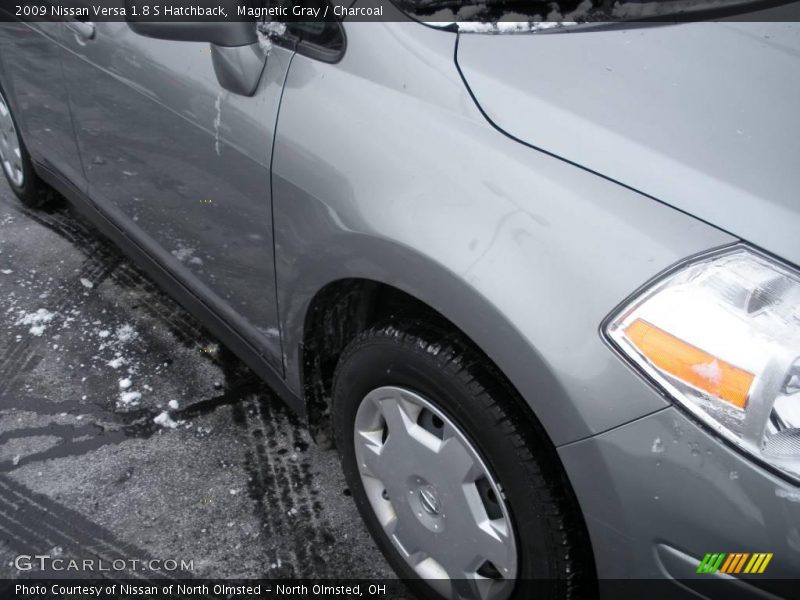 Magnetic Gray / Charcoal 2009 Nissan Versa 1.8 S Hatchback