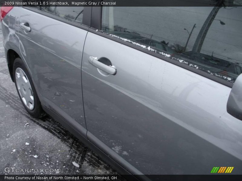 Magnetic Gray / Charcoal 2009 Nissan Versa 1.8 S Hatchback