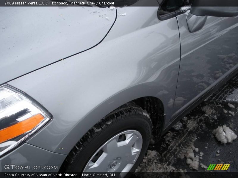 Magnetic Gray / Charcoal 2009 Nissan Versa 1.8 S Hatchback