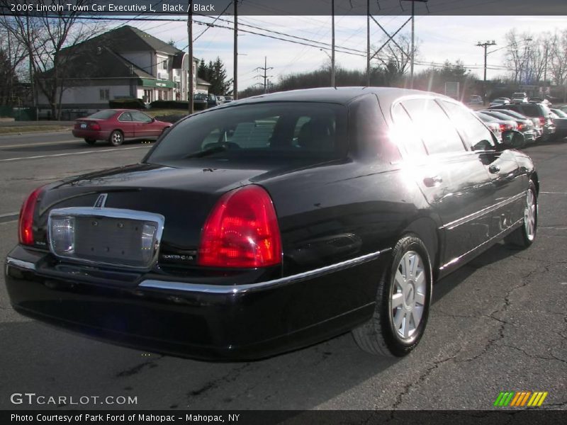 Black / Black 2006 Lincoln Town Car Executive L