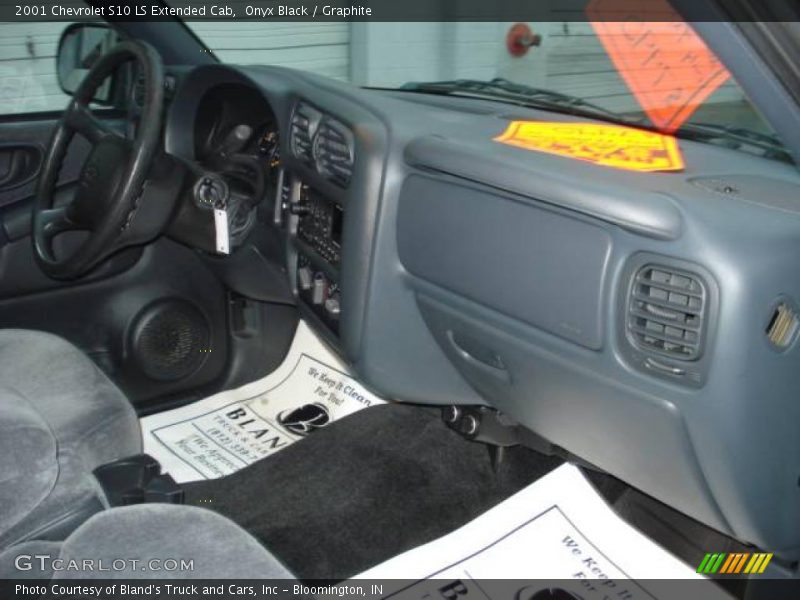Onyx Black / Graphite 2001 Chevrolet S10 LS Extended Cab