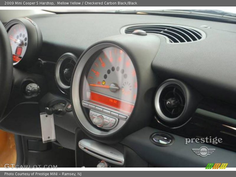 Mellow Yellow / Checkered Carbon Black/Black 2009 Mini Cooper S Hardtop