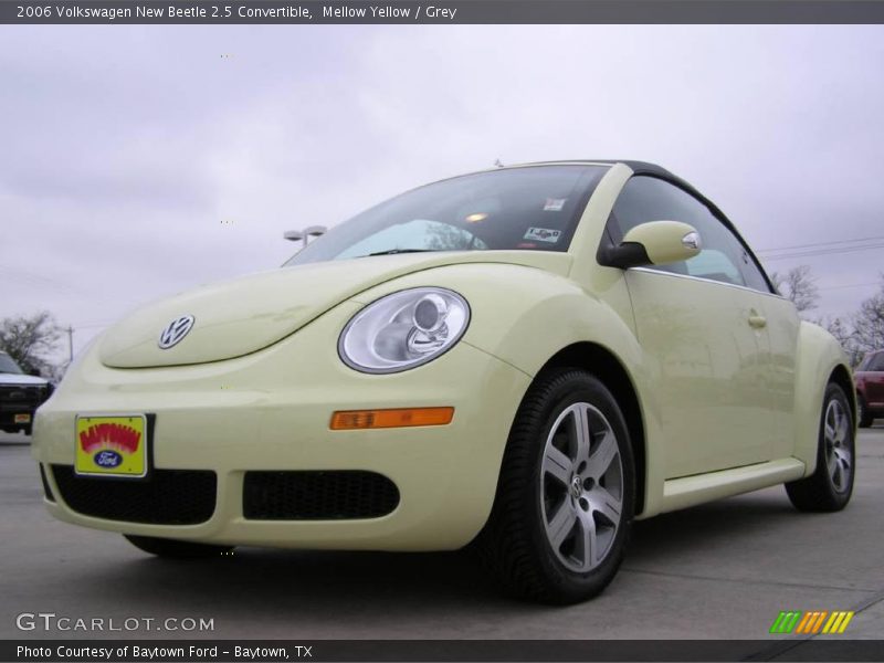 Mellow Yellow / Grey 2006 Volkswagen New Beetle 2.5 Convertible