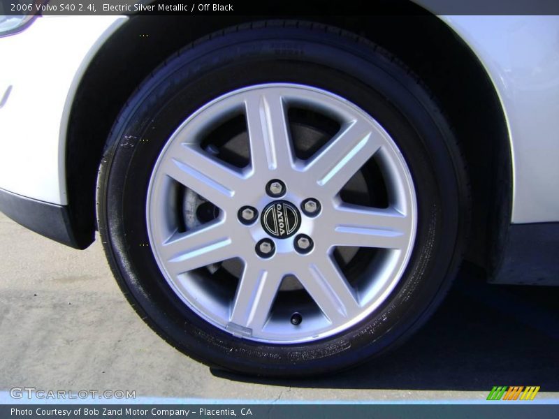 Electric Silver Metallic / Off Black 2006 Volvo S40 2.4i
