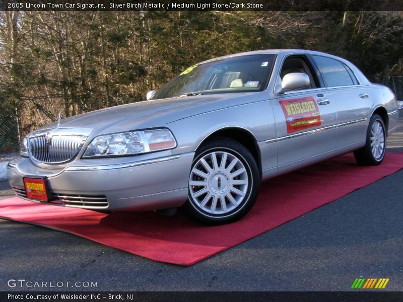 Silver Birch Metallic / Medium Light Stone/Dark Stone 2005 Lincoln Town Car Signature