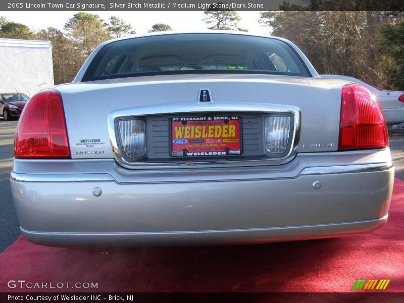 Silver Birch Metallic / Medium Light Stone/Dark Stone 2005 Lincoln Town Car Signature