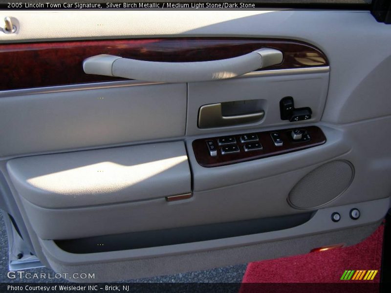 Silver Birch Metallic / Medium Light Stone/Dark Stone 2005 Lincoln Town Car Signature