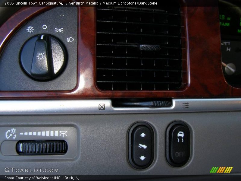 Silver Birch Metallic / Medium Light Stone/Dark Stone 2005 Lincoln Town Car Signature