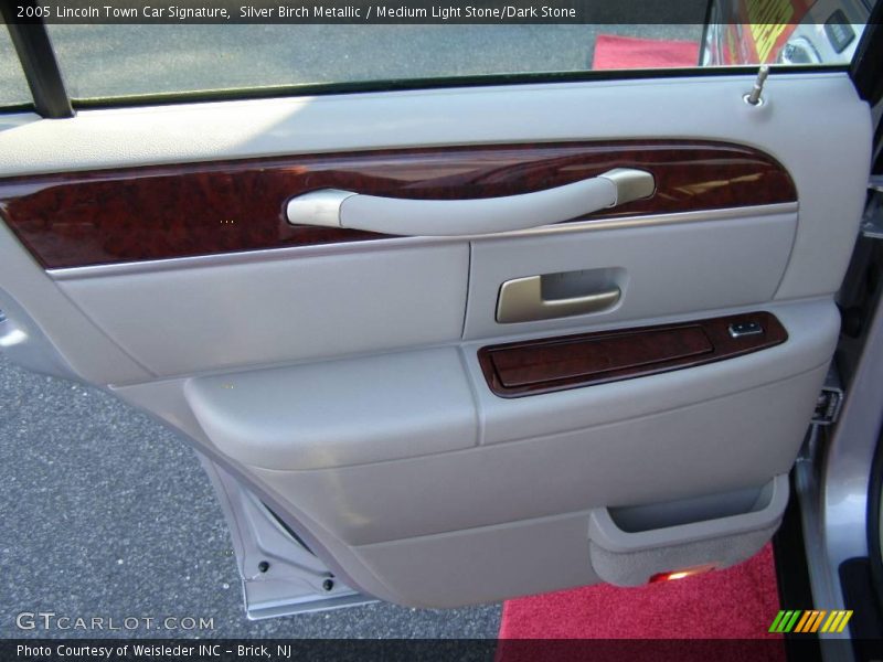Silver Birch Metallic / Medium Light Stone/Dark Stone 2005 Lincoln Town Car Signature