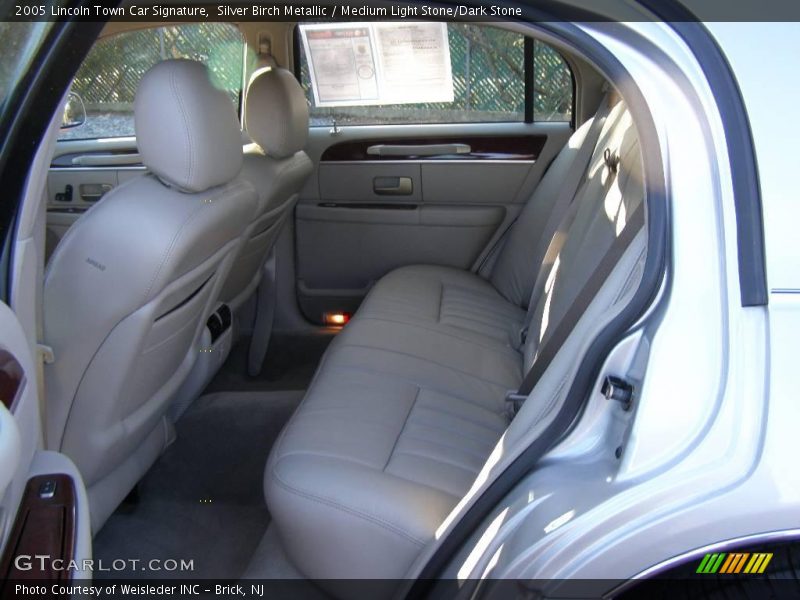 Silver Birch Metallic / Medium Light Stone/Dark Stone 2005 Lincoln Town Car Signature