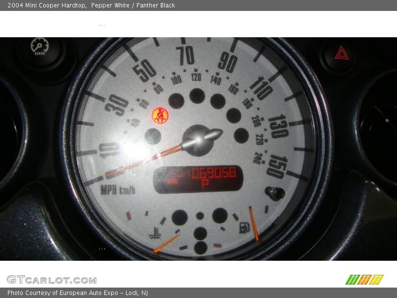 Pepper White / Panther Black 2004 Mini Cooper Hardtop