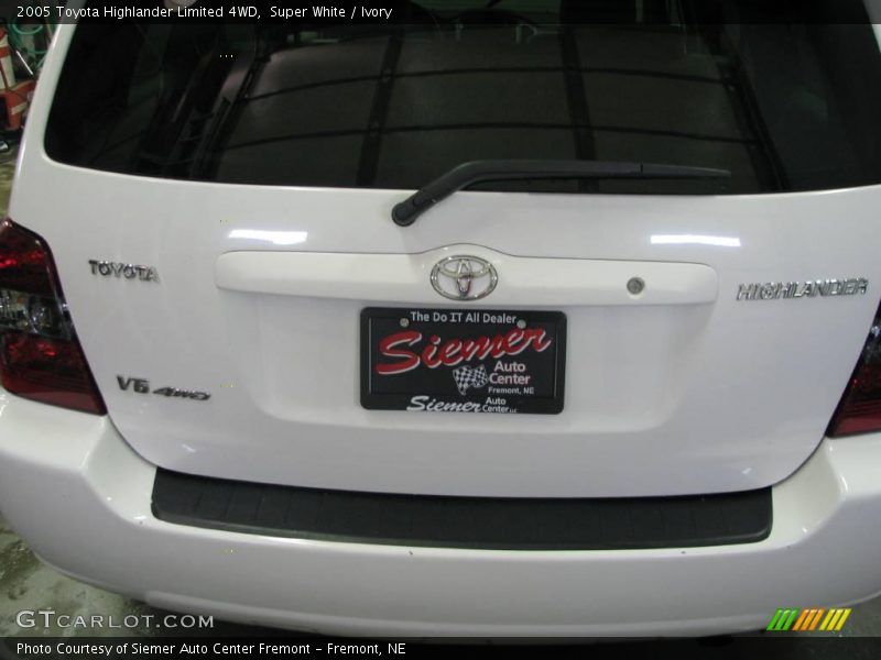 Super White / Ivory 2005 Toyota Highlander Limited 4WD