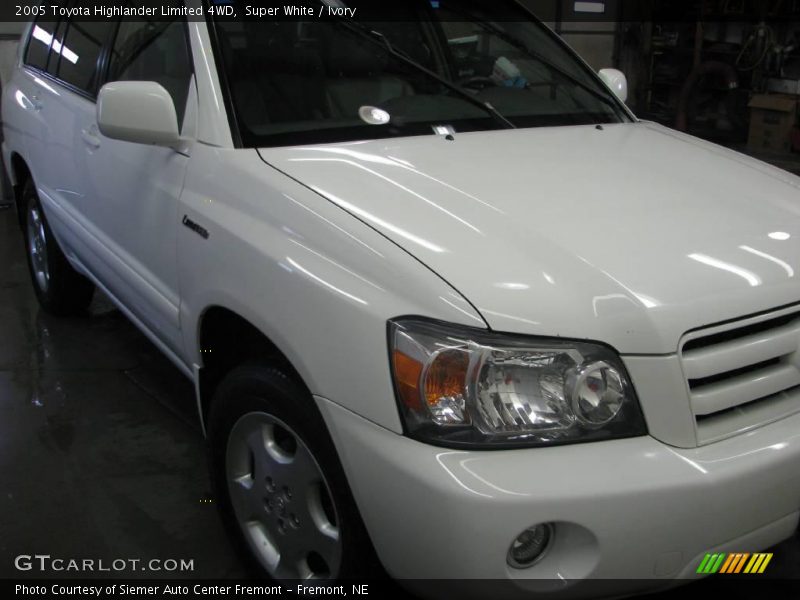 Super White / Ivory 2005 Toyota Highlander Limited 4WD