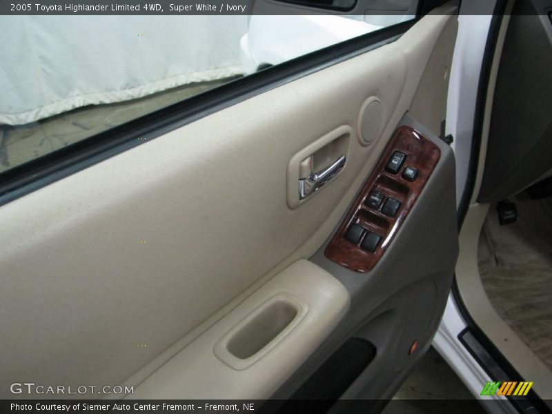 Super White / Ivory 2005 Toyota Highlander Limited 4WD