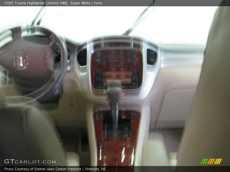 Super White / Ivory 2005 Toyota Highlander Limited 4WD