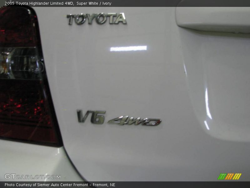 Super White / Ivory 2005 Toyota Highlander Limited 4WD