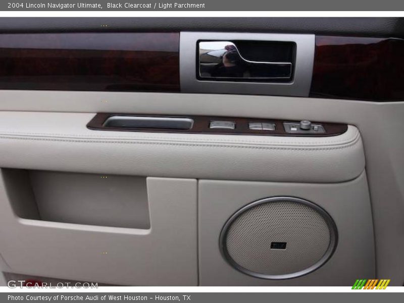 Black Clearcoat / Light Parchment 2004 Lincoln Navigator Ultimate